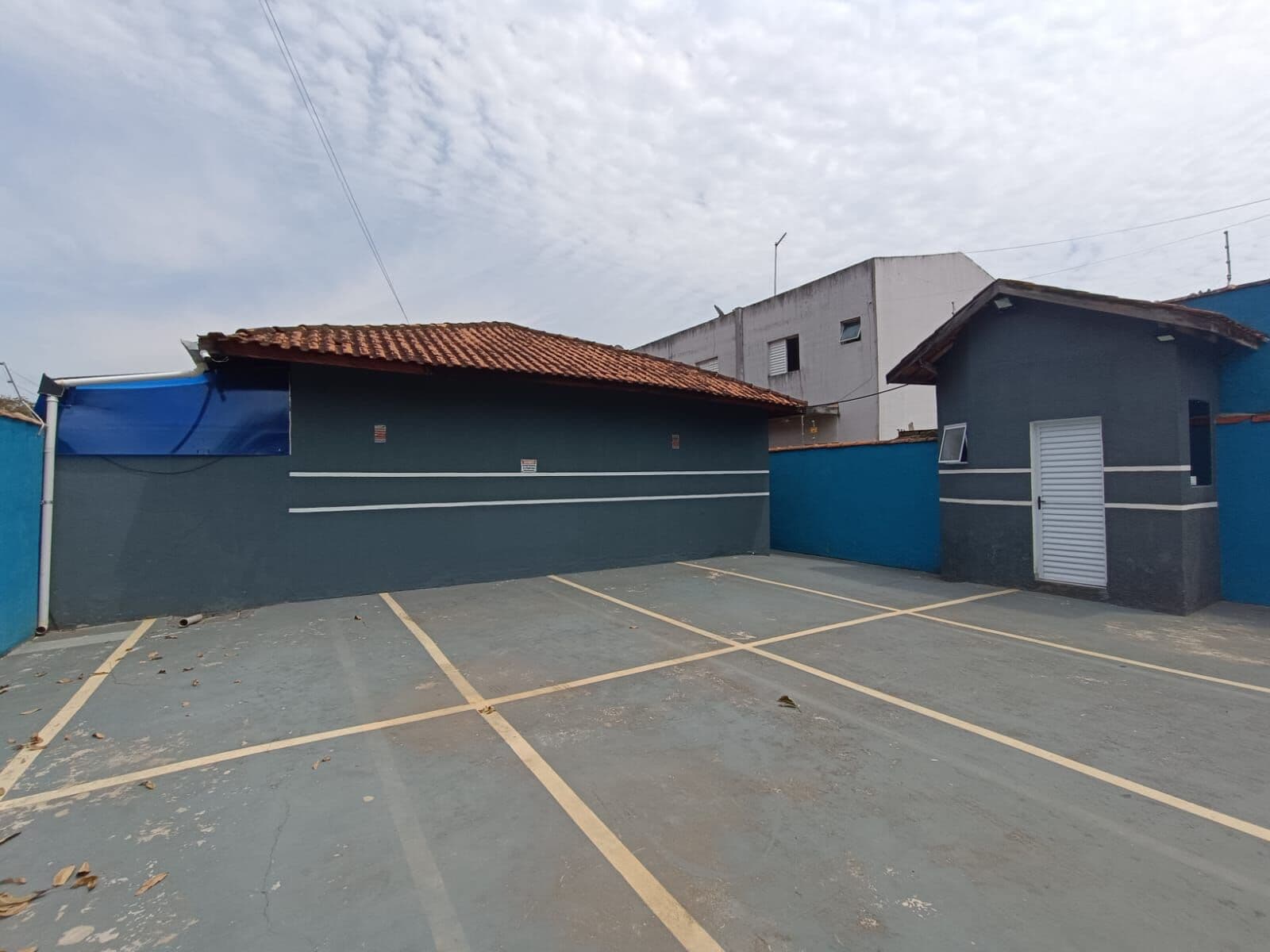 Casa em condomínio fechado, com piscina e área gourmet individual