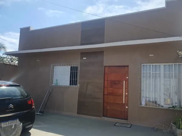 Casa com 4 quartos, sendo 1 suíte, à 200m da praia
