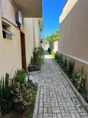 Sobrado em Condomínio fechado, com 2 suítes, à 100m da praia, piscina e área gourmet privativas