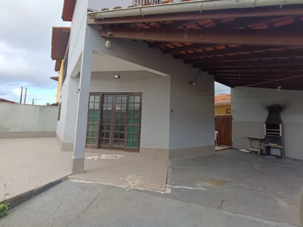 Sobrado com porteira fechada, à 500m da praia com 2 suítes