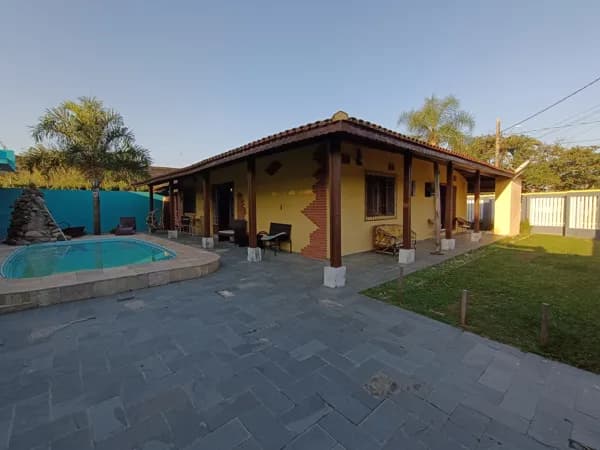 Casa com 4 quartos, sendo 2 suítes, piscina, área gourmet e solarium, à 500m da praia