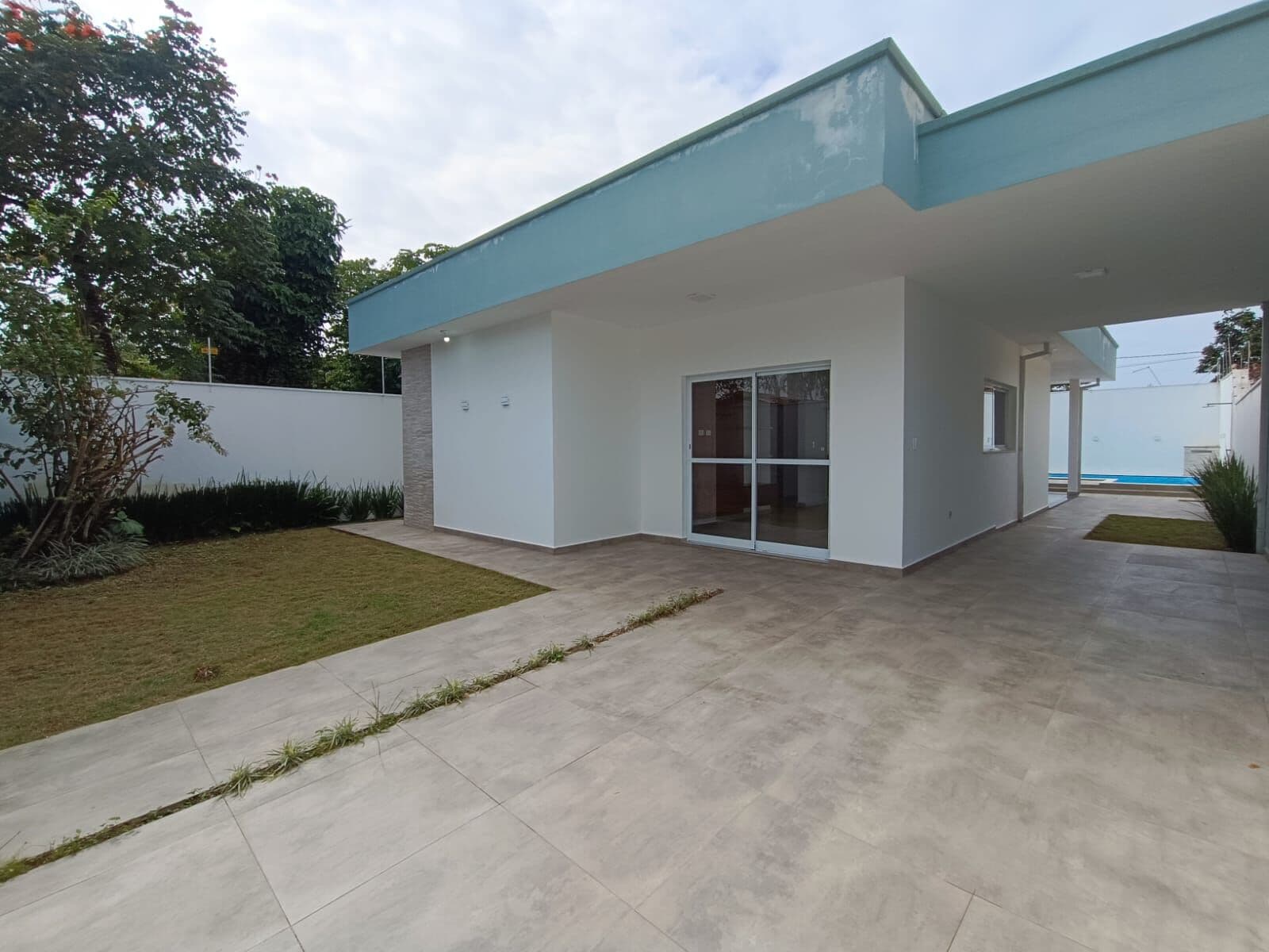 Casa com 3 quartos, sendo 2 suítes, à 100m da praia, com piscina e área gourmet