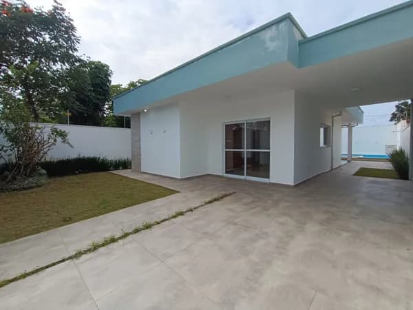 Casa com 3 quartos, sendo 2 suítes, à 100m da praia, com piscina e área gourmet