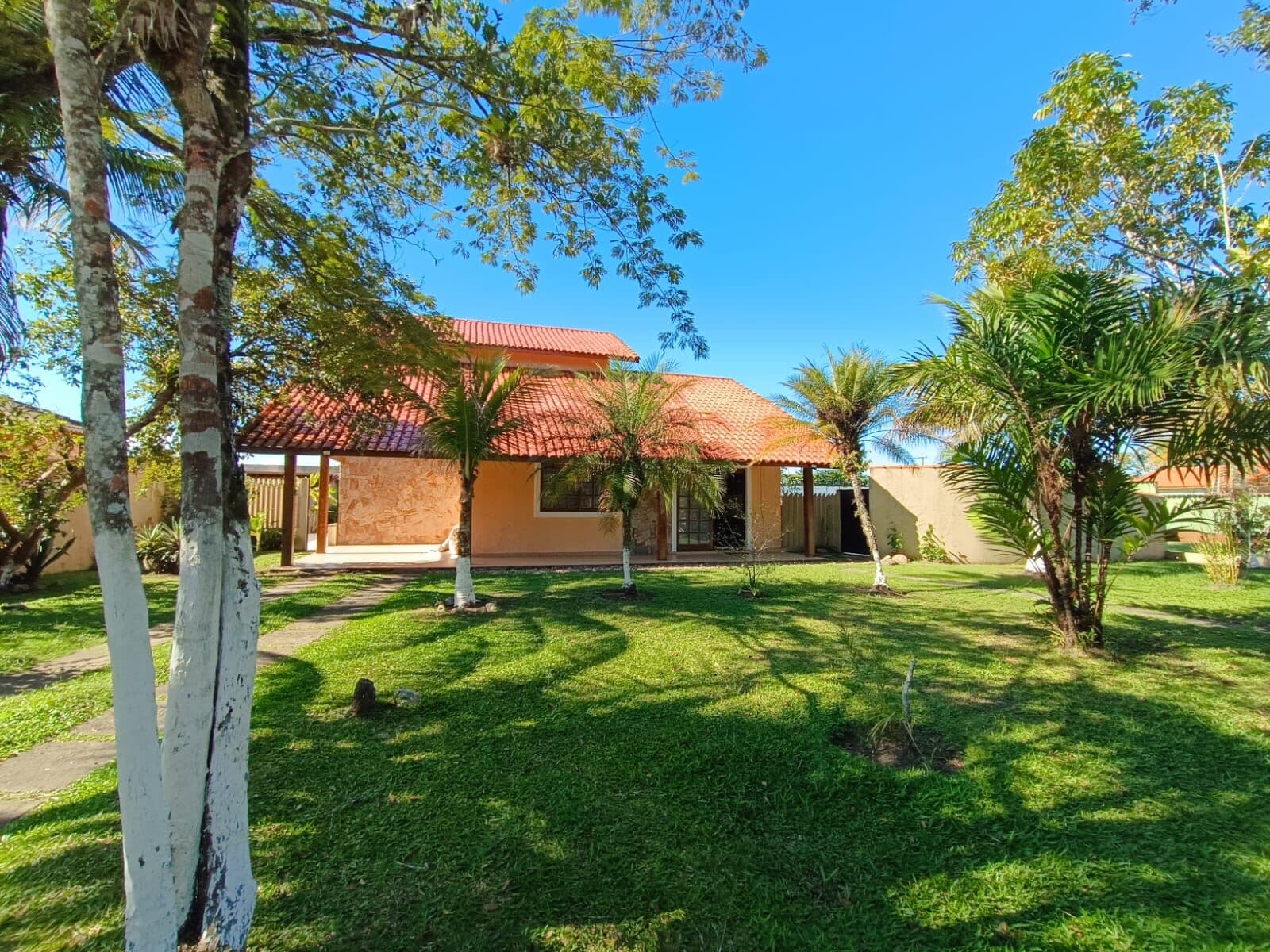 Casa com 1125m² de terreno, 3 quartos, sendo 2 suítes, piscina e área gourmet