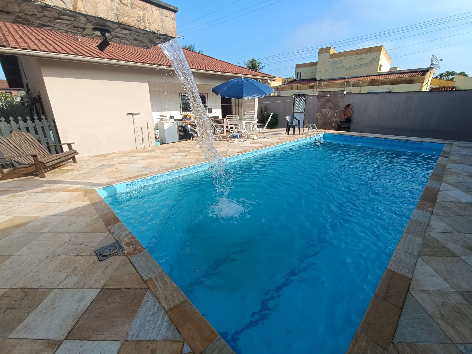 Casa com 3 quartos sendo 2 suítes + edícula com 2 quartos, piscina, à 500m da praia