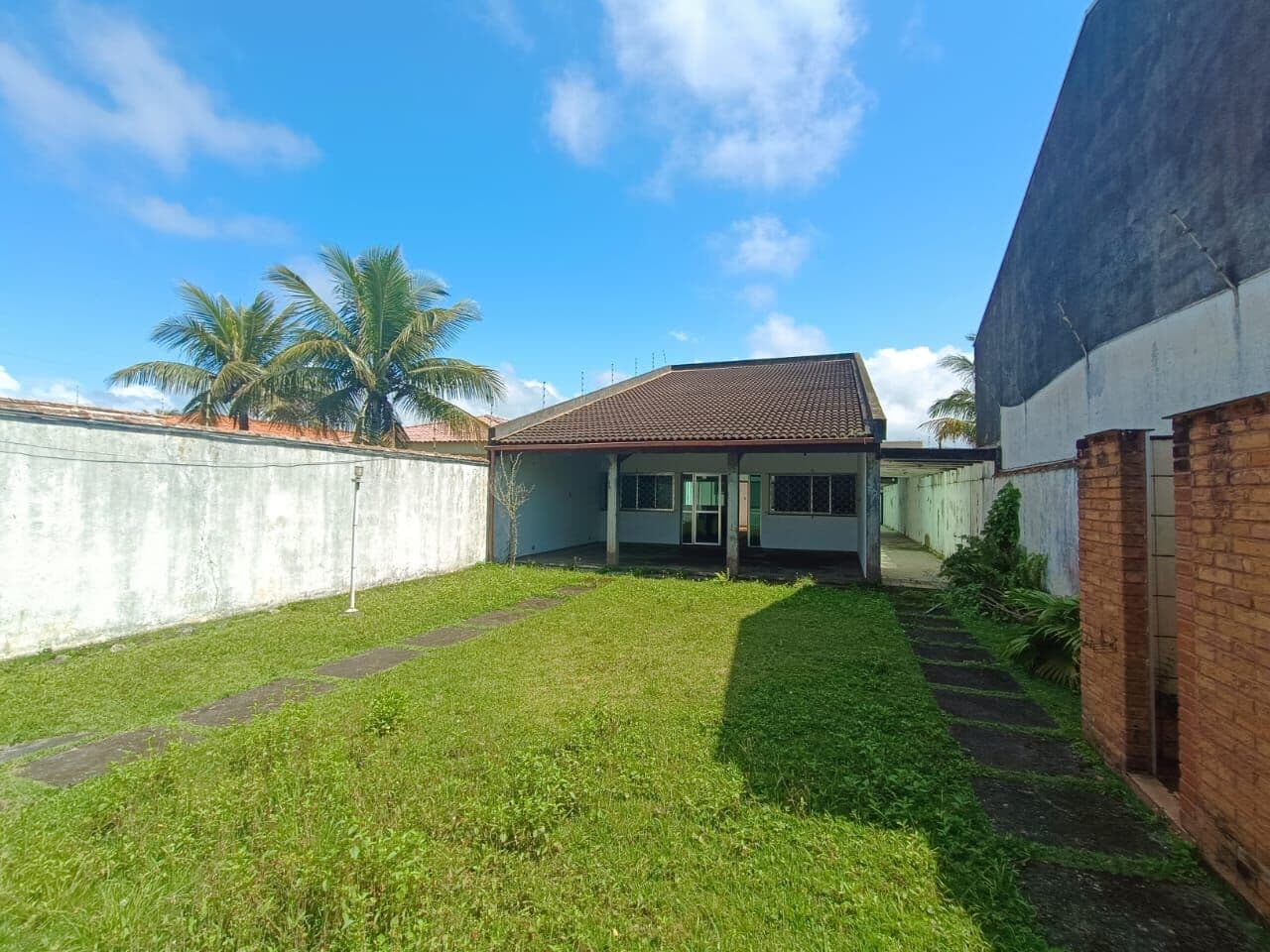 Casa com 5 quartos, sendo 2 suítes, à 200m da praia