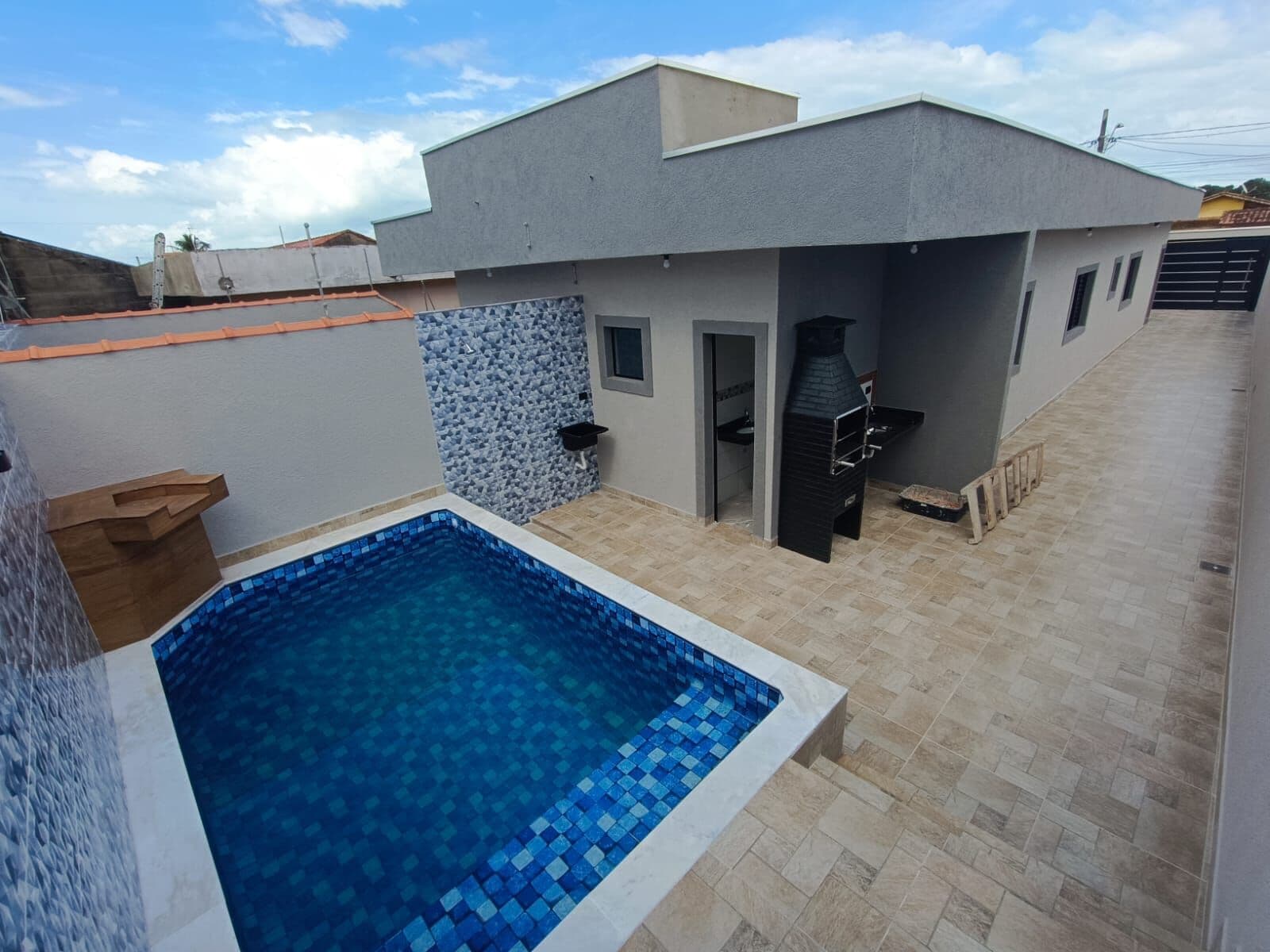 Casa com 2 quartos, sendo 1 suíte, piscina e área gourmet