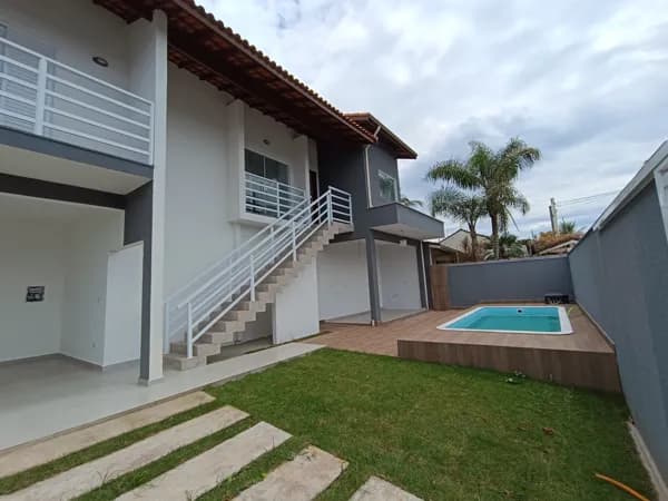 Casa com 3 quartos, sendo 2 suítes, à 100m da praia
