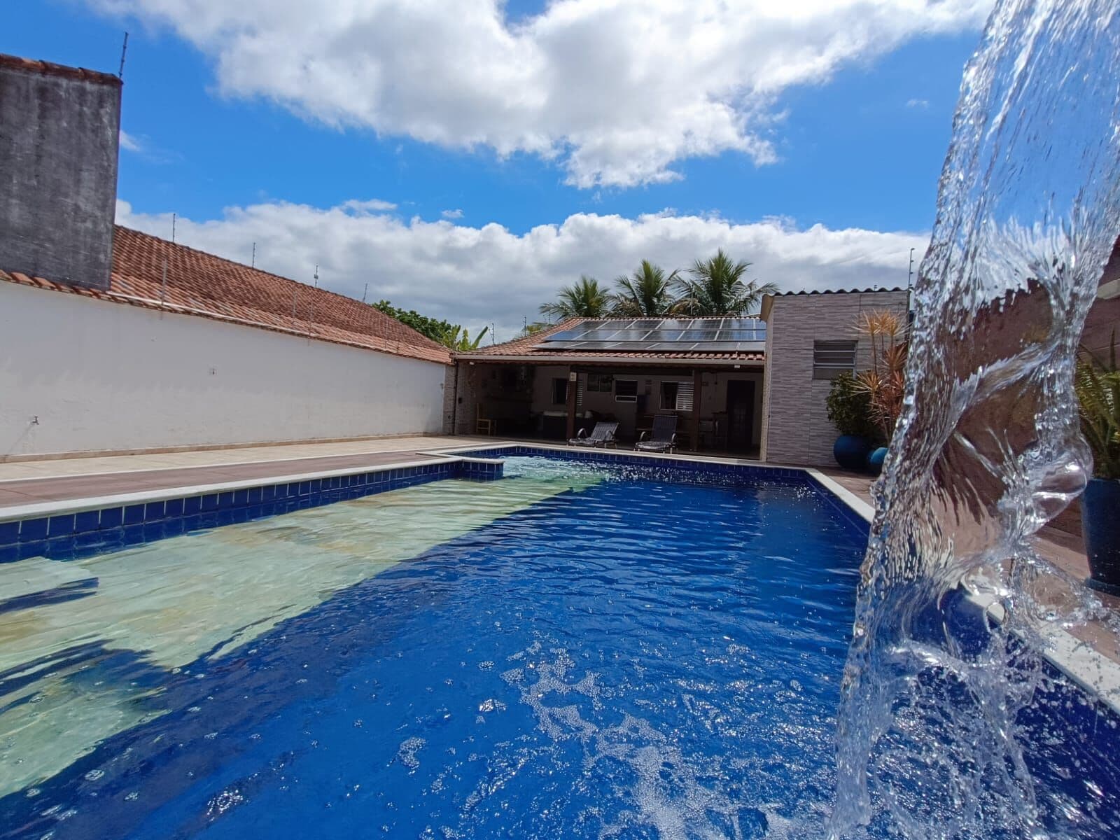 Casa com 3 quartos, piscina e energia solar