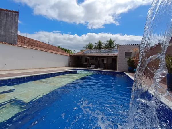 Casa com 3 quartos, piscina e energia solar