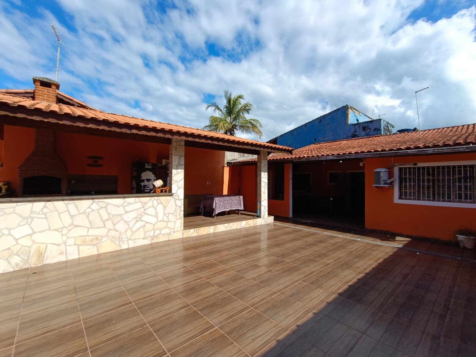 Casa porteira fechada, com 3 quartos e piscina, à 500m da praia