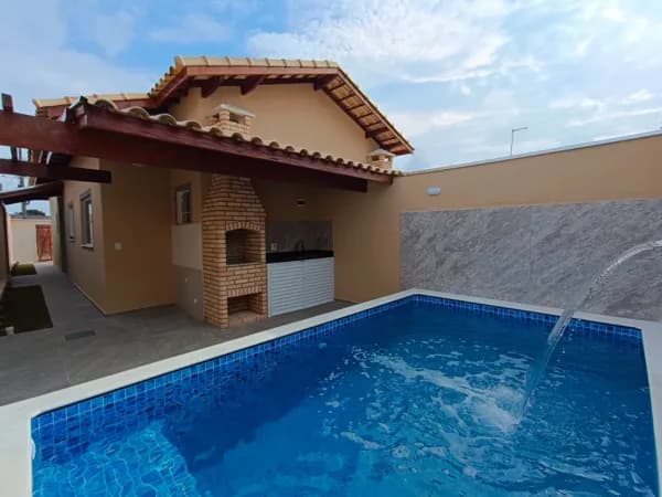 Casa com 2 quartos, sendo 1 suíte, piscina, à 200m da praia