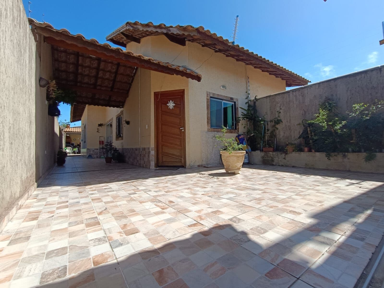 Casa com 2 quartos, sendo 1 suíte, piscina e área gourmet