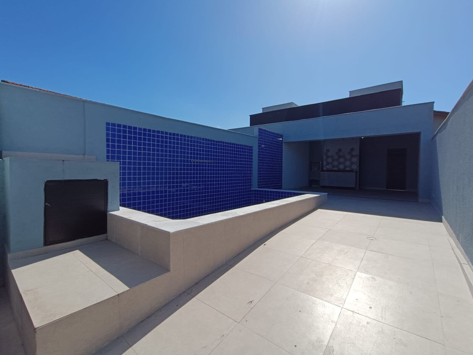 Casa com 3 quartos, sendo 1 suíte, piscina, à 700m da praia