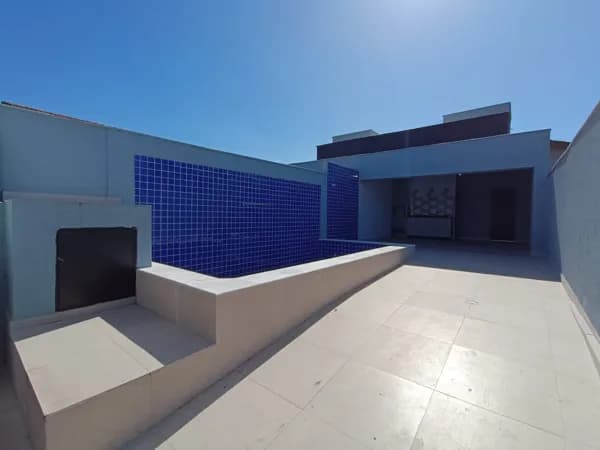 Casa com 3 quartos, sendo 1 suíte, piscina, à 700m da praia