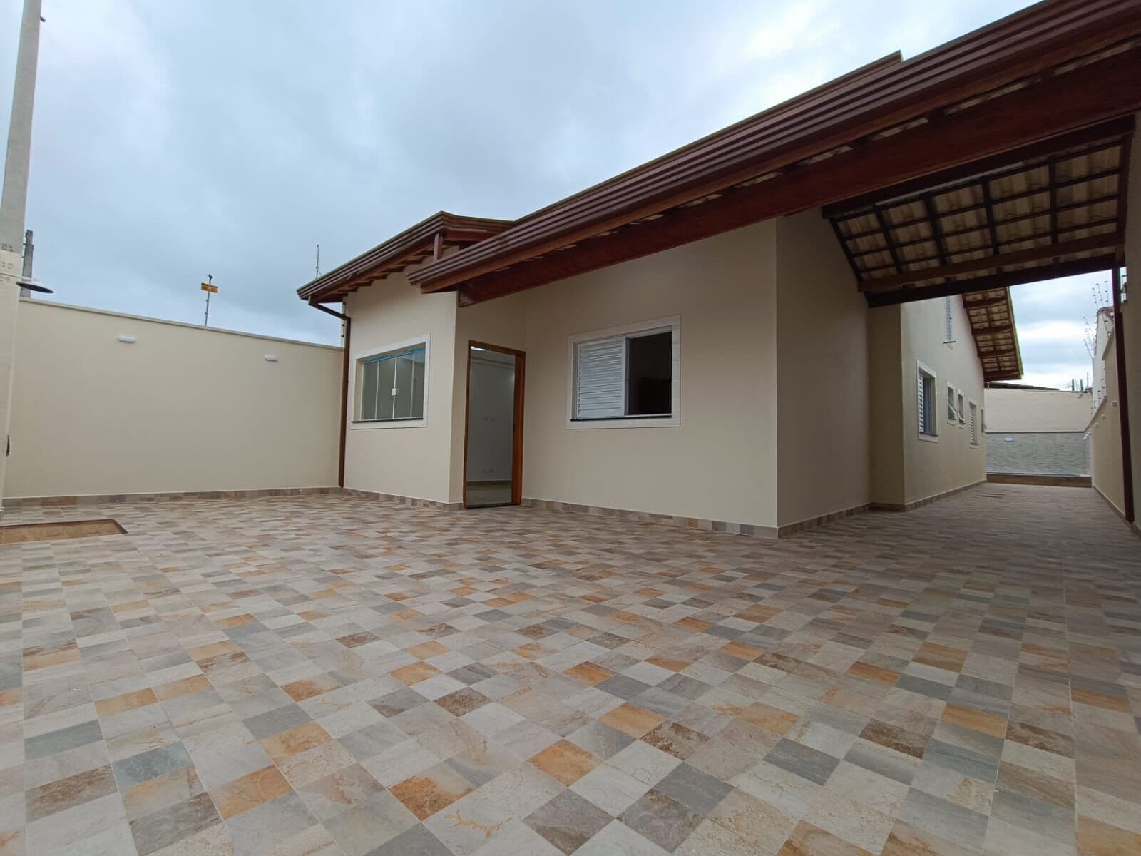 Casa à 100m do mar, com 3 quartos, sendo 1 suíte e piscina