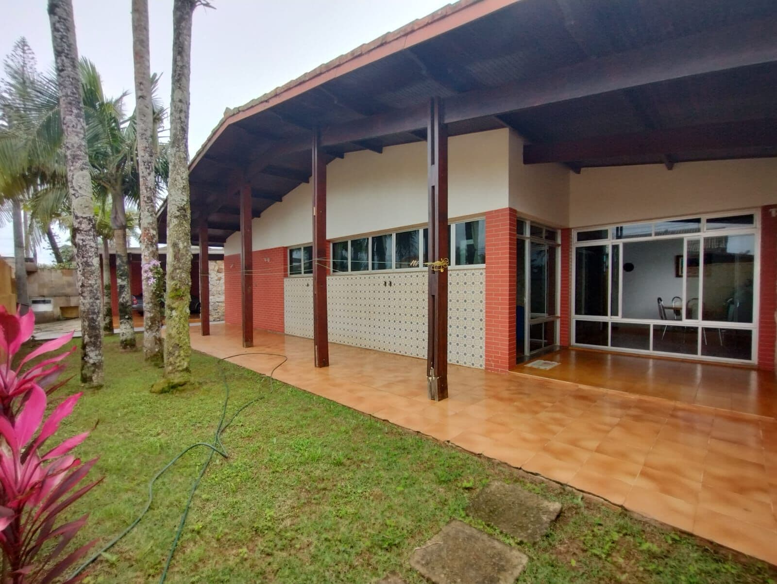 Casa com 3 quartos, sendo 1 suíte, piscina e 500m² de terreno, à 300m da praia