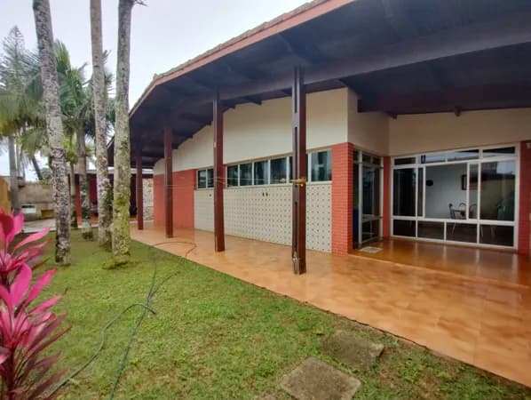 Casa com 3 quartos, sendo 1 suíte, piscina e 500m² de terreno, à 300m da praia
