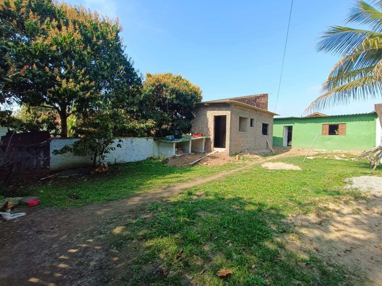 Casa e edícula, com 250m² de terreno