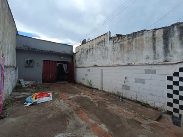 Casa com 2 quartos em rua asfaltada