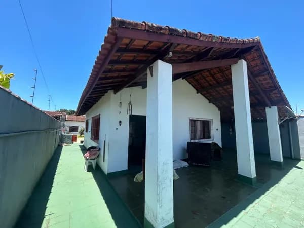 Casa com edícula nos fundos à 1000m da praia
