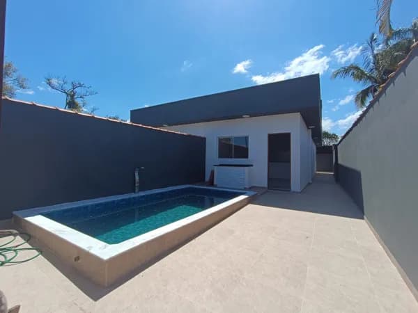 Casa com 2 quartos, sendo 1 suíte e piscina