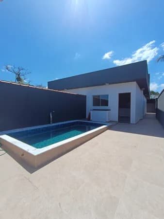 Casa com 2 quartos, sendo 1 suíte e piscina