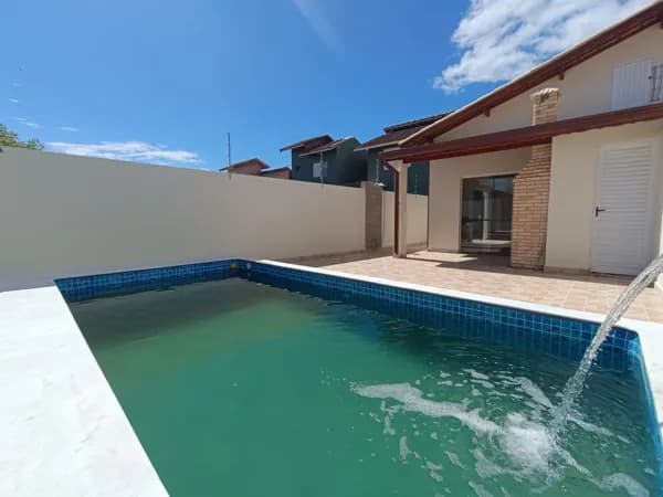 Casa com piscina, á 600m da praia, com 2 quartos, sendo 1 suíte