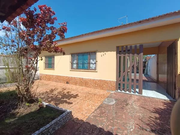 Casa com 2 quartos, à 300m da praia