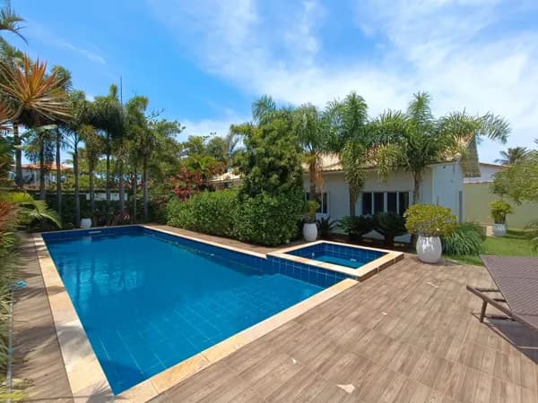 Casa porteira fechada, à 200m da praia, com terreno gigante