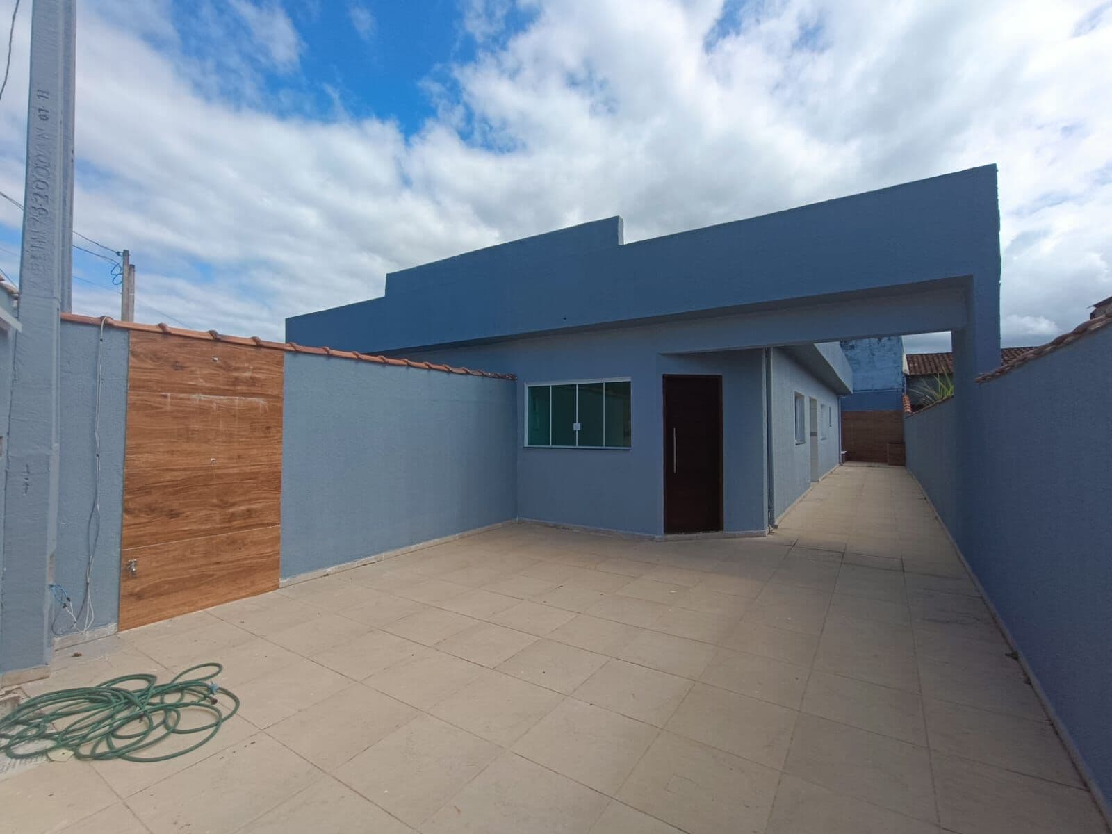 Casa lado praia, com 2 quartos, sendo 1 suíte e piscina