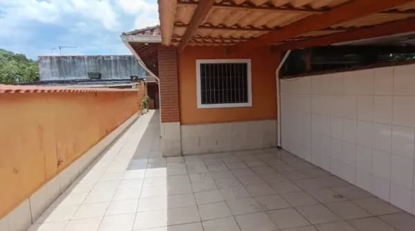 Casa com 2 quartos, perto do comércio local, à 800m da praia