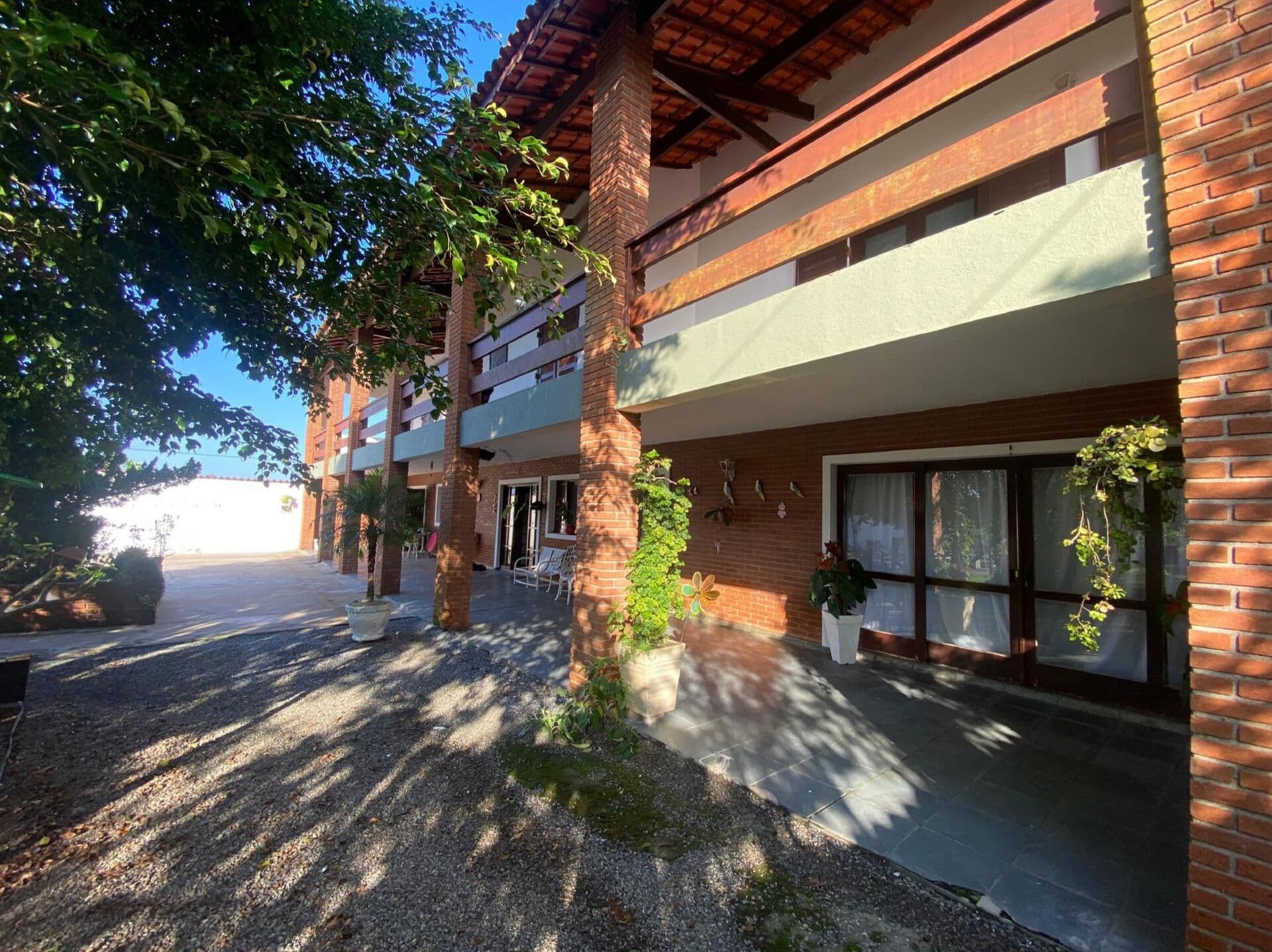 Casa com 5 quartos, sendo 2 suítes, com 1000m² de terreno