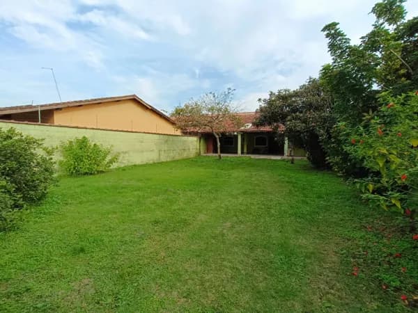 Casa com 2 quartos, à 300m da praia, com 360m² de terreno
