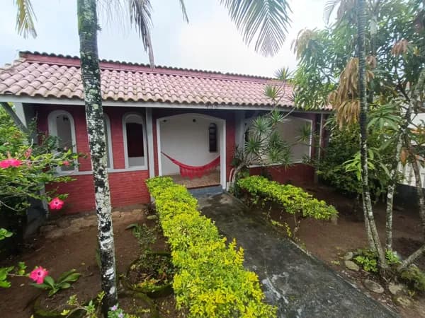 Casa com 2 quartos, sendo 1 suíte à 400m da praia