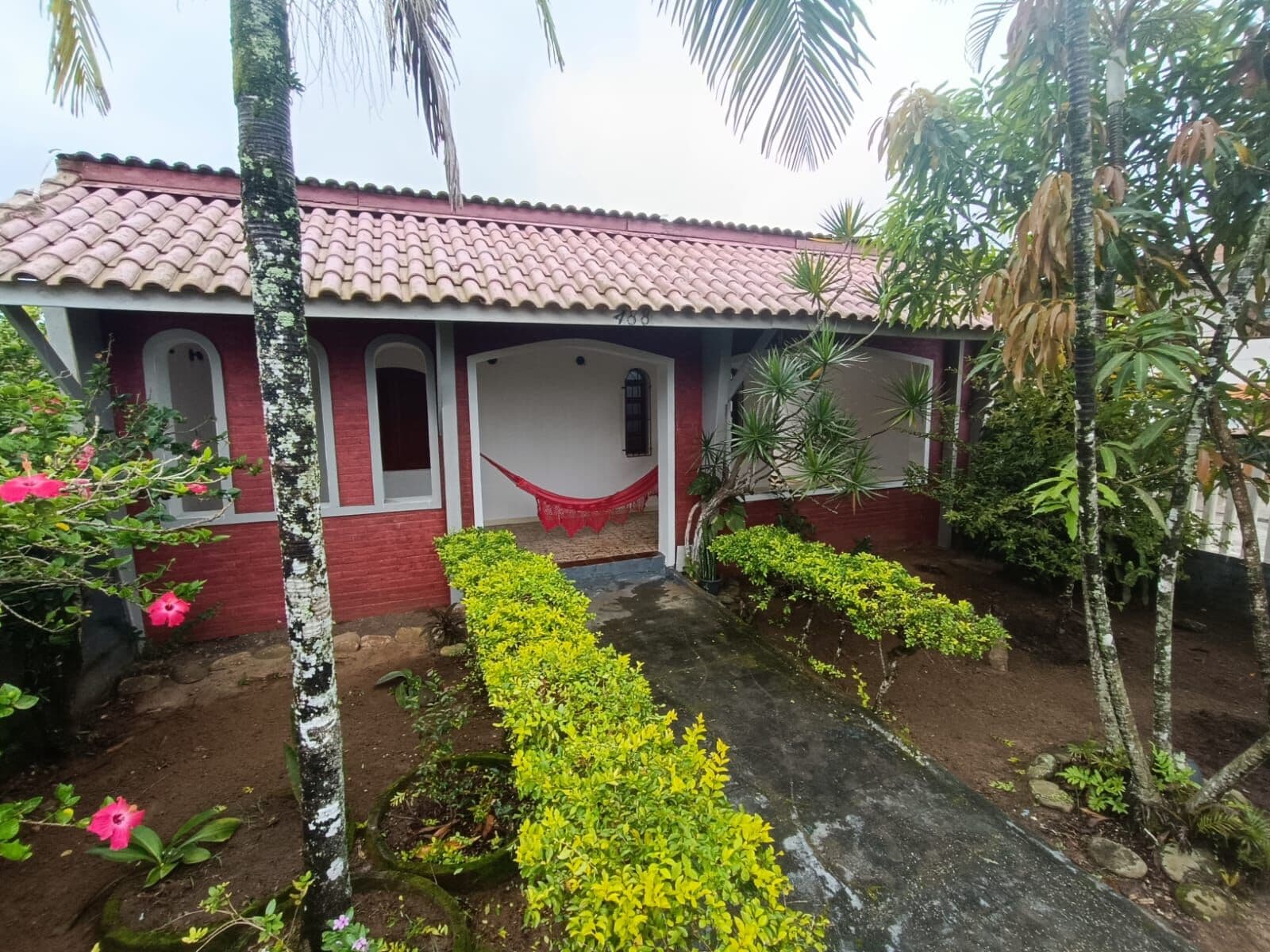 Casa com 2 quartos, sendo 1 suíte à 400m da praia