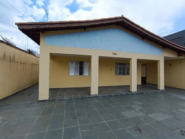 Casa com 3 quartos, 330m² de terreno, perto do comércio