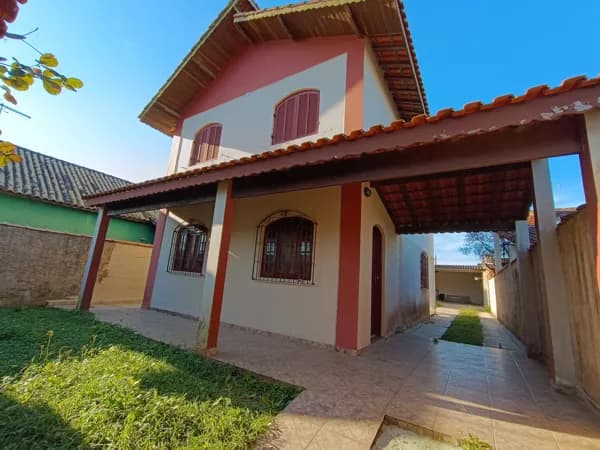 Sobrado com 4 quartos, sendo 1 suíte, à 300m da praia