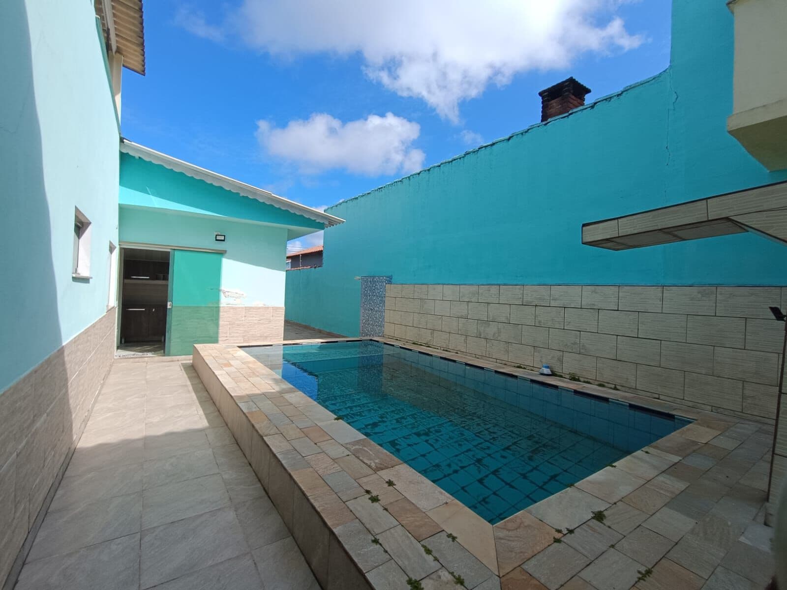 Casa com 5 quartos, sendo 2 suítes, piscina, à 300m da praia
