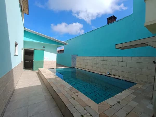 Casa com 5 quartos, sendo 2 suítes, piscina, à 300m da praia