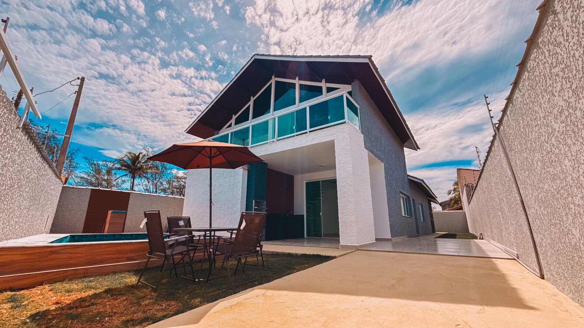 Casa frente ao mar, com 3 quartos, sendo 2 suítes piscina e terreno espaçoso
