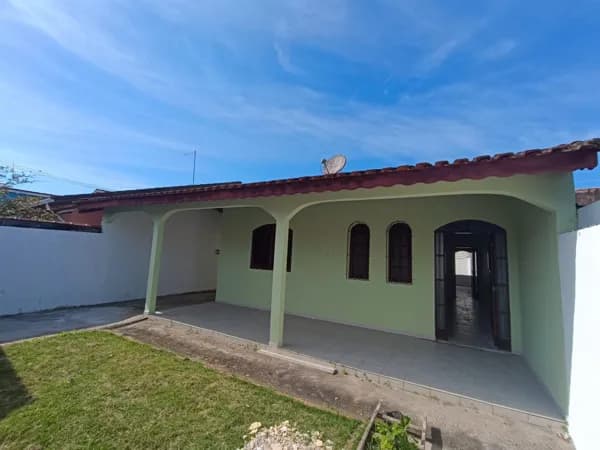 Casa com 3 quartos, sendo 1 suíte, e quintal amplo
