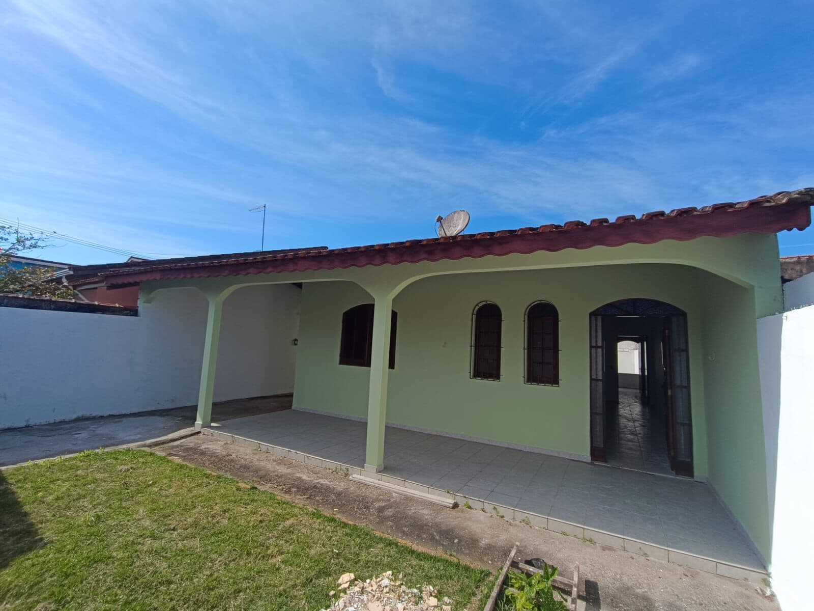 Casa com 3 quartos, sendo 1 suíte, e quintal amplo