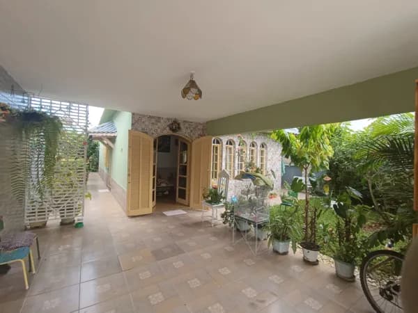 Casa com 2 quartos, lote inteiro, lado praia