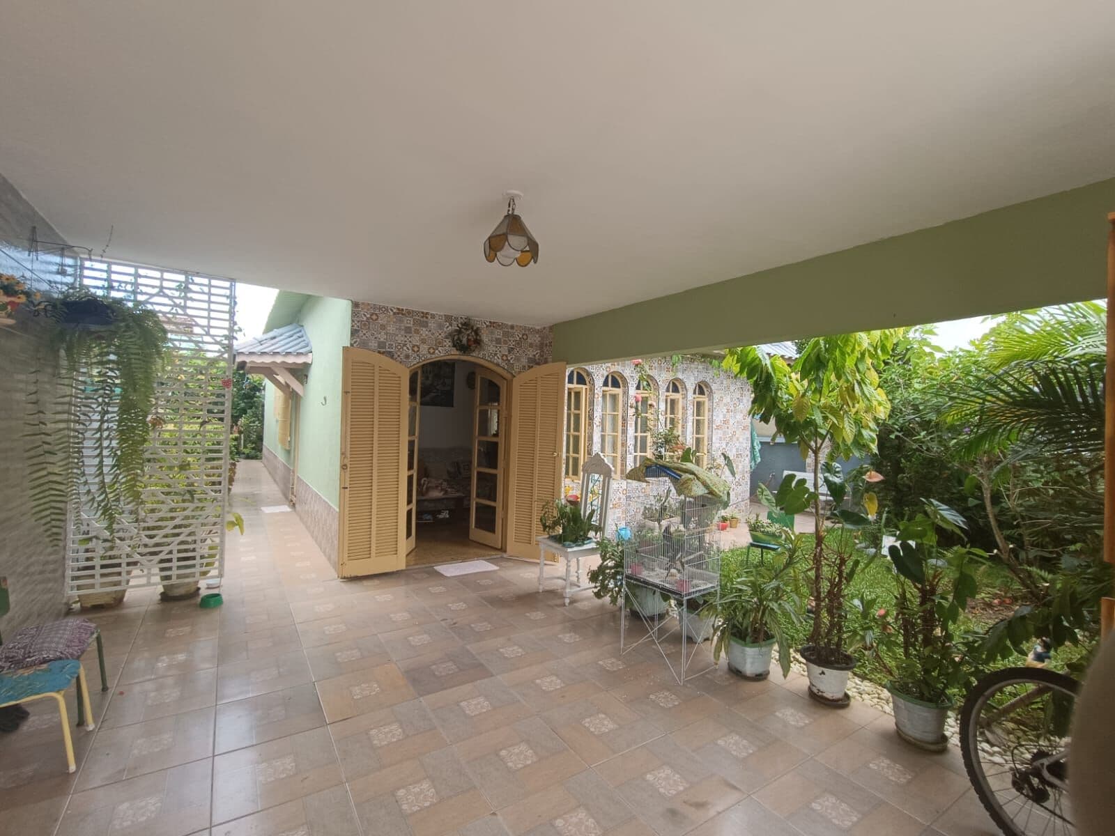 Casa com 2 quartos, lote inteiro, lado praia