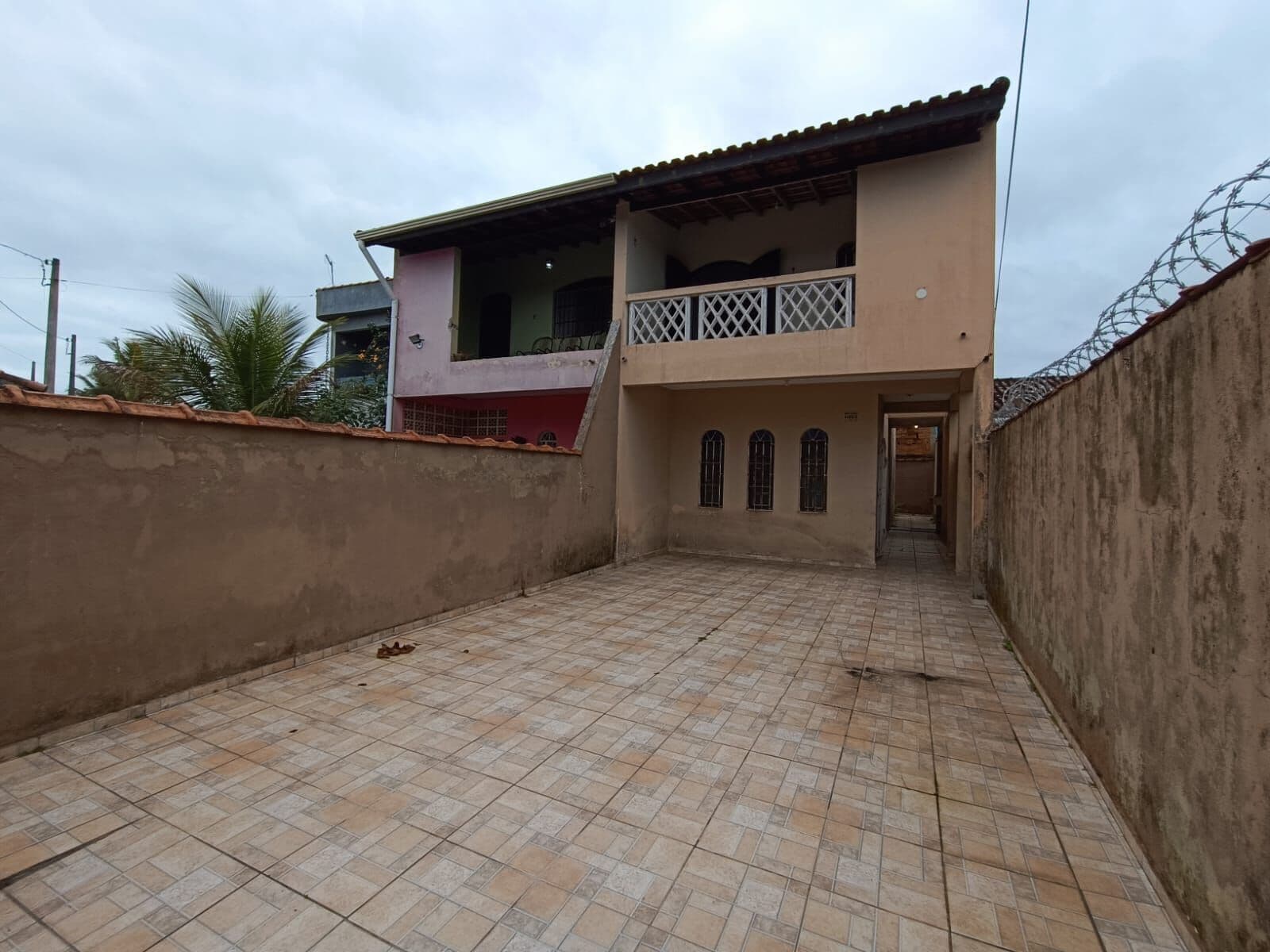 Sobrado triplex com 3 quartos, à 500m da praia