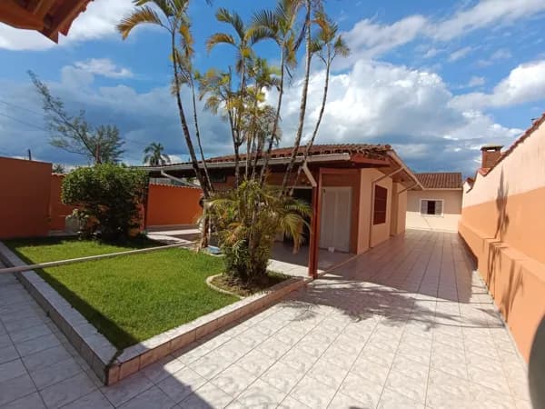 Casa com 300m² de terreno, área gourmet, à 500m da praia