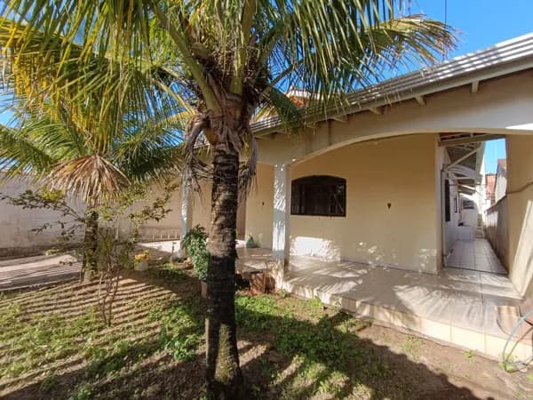 Casa com 3 quartos, sendo 2 suítes, à 500m da praia