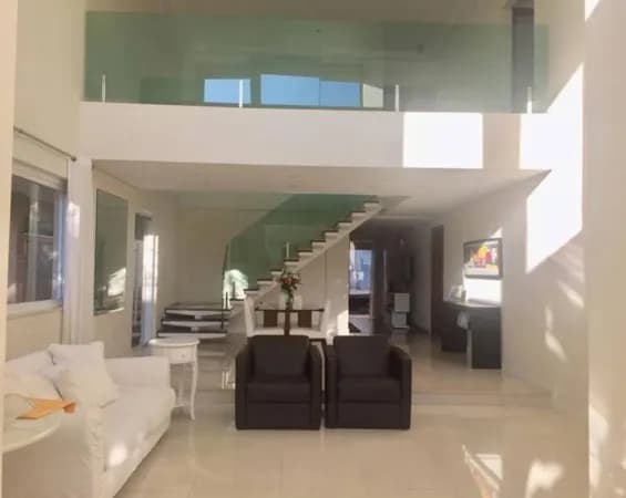 Sobrado à venda no Residencial Alphaville 2 em Barueri, de 480m² com 4 quartos sendo 2 suítes e 3 vagas