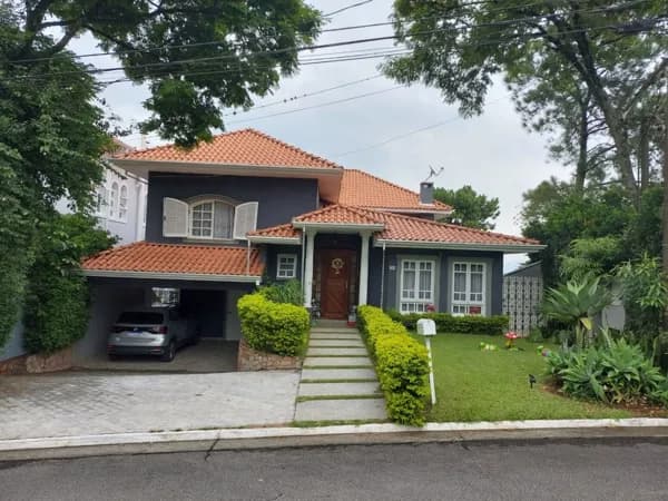 Casa à venda no Residencial Alphaville 9 em Santana de Parnaíba, de 345m² com 3 quartos sendo 3 suítes e 4 vagas